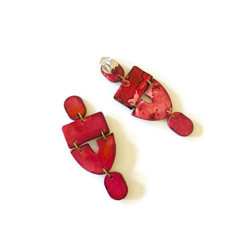 أقراط طويلة بلون خمري مميزة مصنوعة يدوياً، إما بدعامة أو بمشبك - "لي"